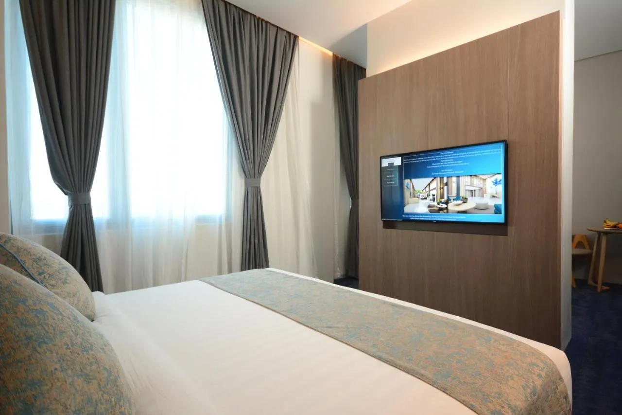 Blue Lotus Hotel Davao 4*,